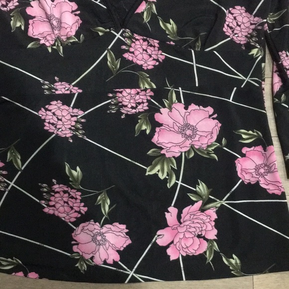 FMX COMFORT STRETCH FLORAL V NECK TOP - Picture 5 of 10